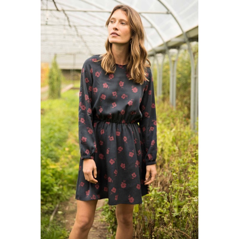 Laila navy dress with flowers brillant des détails fins