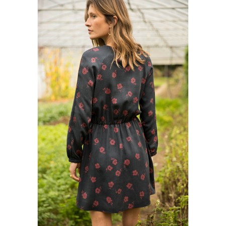 Laila navy dress with flowers brillant des détails fins