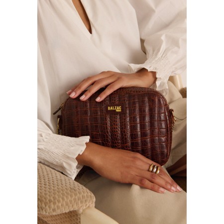 Embossed cognac caesar bag sur le site 