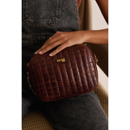 Embossed cognac caesar bag sur le site 