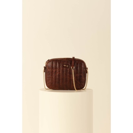 Embossed cognac caesar bag sur le site 