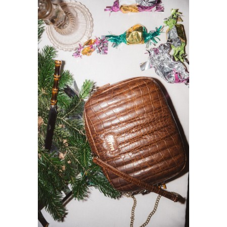 Embossed cognac caesar bag sur le site 