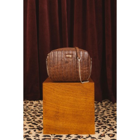 Embossed cognac caesar bag sur le site 