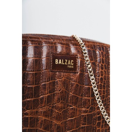 Embossed cognac caesar bag sur le site 