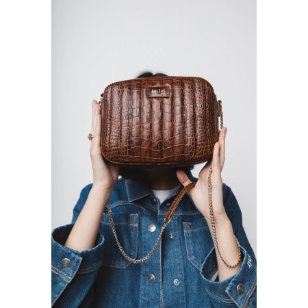 Embossed cognac caesar bag sur le site 