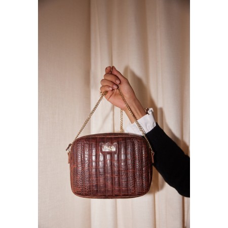 Embossed cognac caesar bag sur le site 