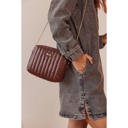 Embossed cognac caesar bag sur le site 