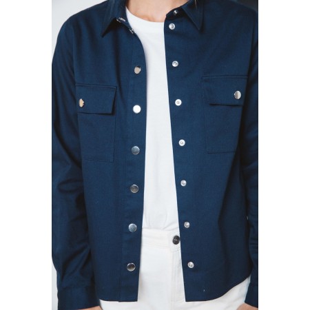 Navy Carter shirt est présent 