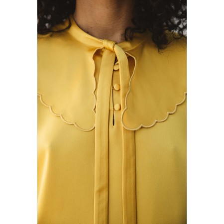 Astrée yellow gold blouse s'inspire de l'anatomie humaine