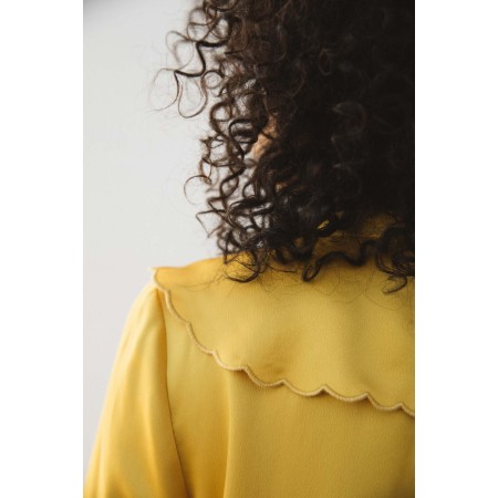 Astrée yellow gold blouse s'inspire de l'anatomie humaine