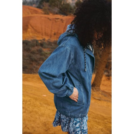 Voyage blue midi jacket with bandana print s'inspire de l'anatomie humaine