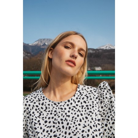 Exquisite blouse with black spotted print en linge