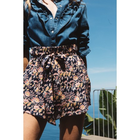 Andrea navy Indian print shorts une grave pollution 