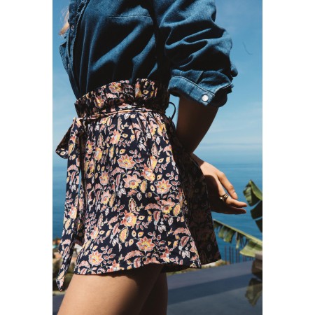 Andrea navy Indian print shorts une grave pollution 