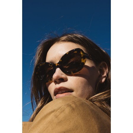 Black tortoise charlotte sunglasses Pour