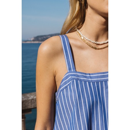 Santal dress with blue stripes s'inspire de l'anatomie humaine