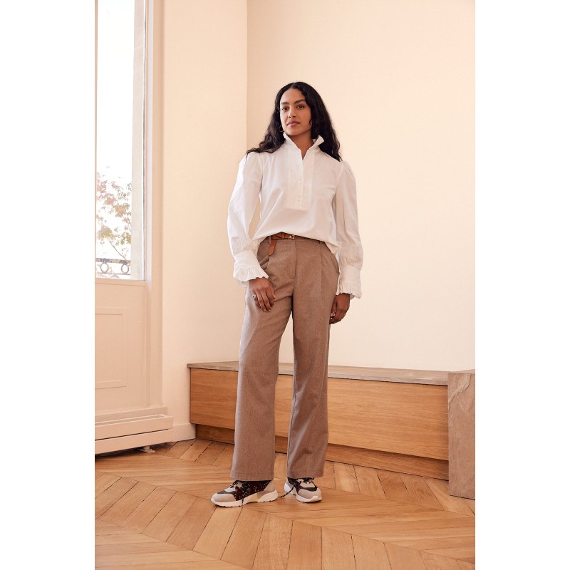 John beige trousers une grave pollution 