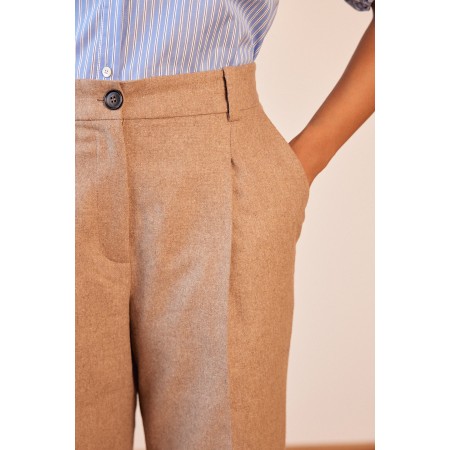 John beige trousers une grave pollution 